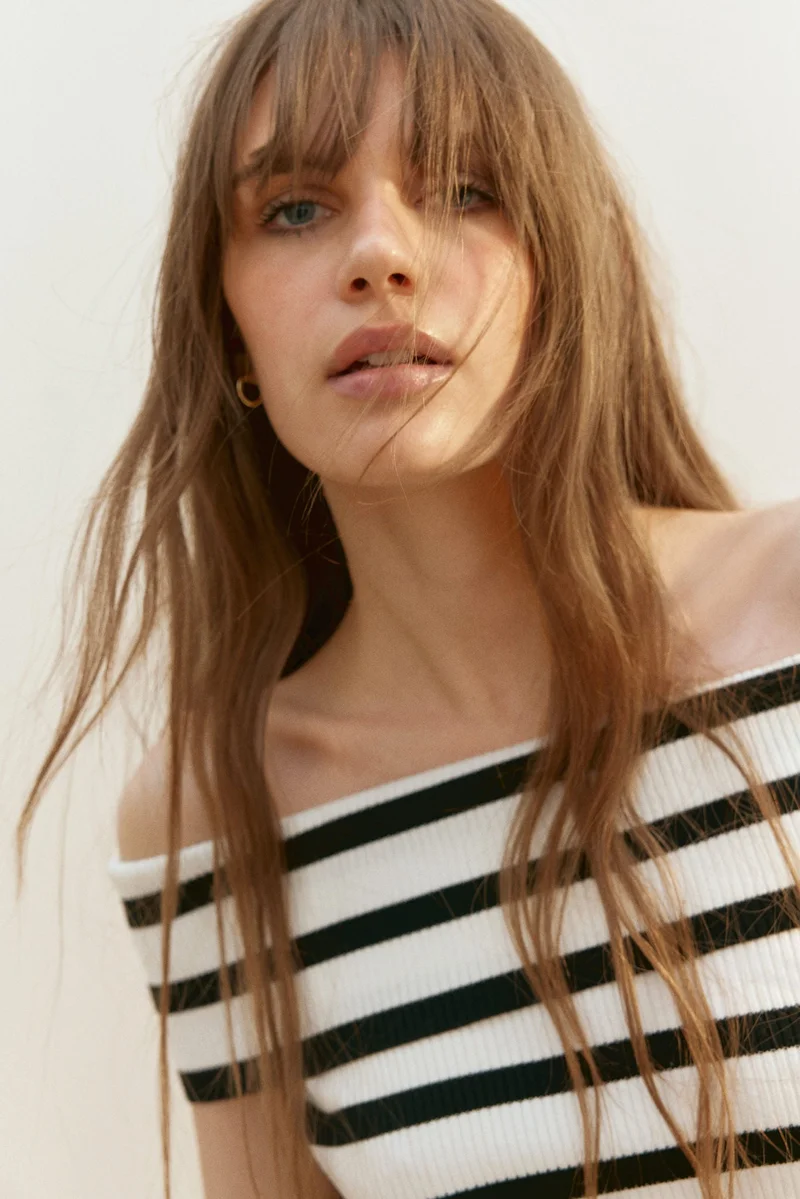 اتش اند ام بلوزة من نسيج مضلع مرن بدون أكتاف